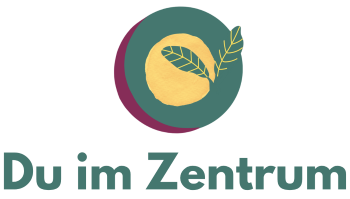 Du im Zentrum: petrolfarbener Kreis mit brombeerfarbenem Schatten und goldenem Blatt-Symbol, darunter Schriftzug Du im Zentrum"