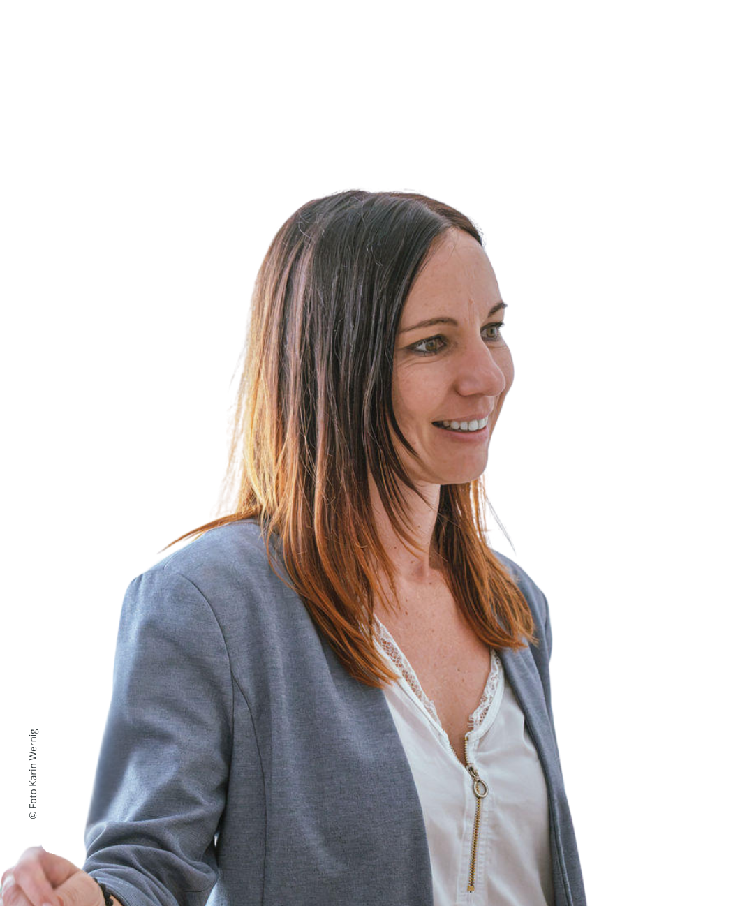 Eine Frau mit blauem Blazer und rot-braunen Haaren im Seitenprofil